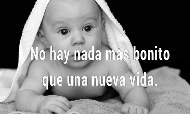 Bebé envuelto en toalla, con la frase "No hay nada más bonito que una nueva vida".