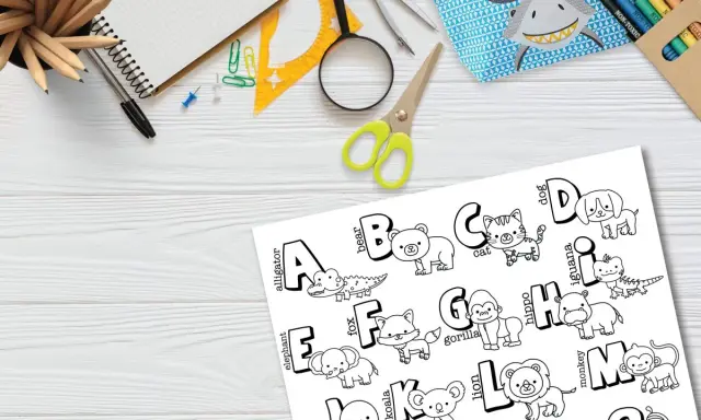 Página con fuentes de letras para colorear con animales del abecedario, lista para dar vida con crayones.