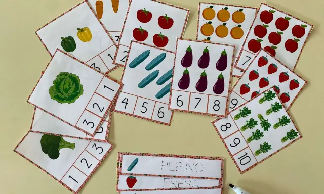 Fichas huerto infantil para aprender números y nombres de frutas y verduras. Incluyen zanahorias, pimientos, tomates, pepinos, berenjenas, manzanas, fresas, brócoli, lechuga y apio.