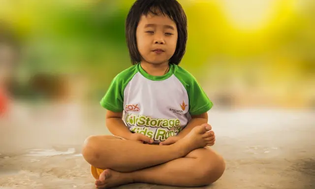 Niño meditando, una de las actividades del método Montessori para fomentar la calma y la concentración.