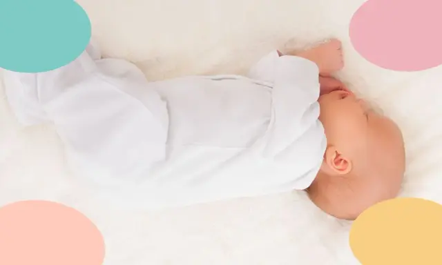 Bebé de 1 mes durmiendo plácidamente, parte de una rutina para bebé de 1 mes.