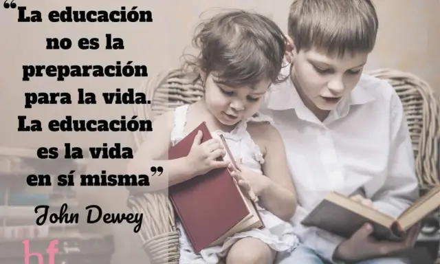Niños leyendo, inspirados por lemas educativos. La educación es la vida misma, según John Dewey.