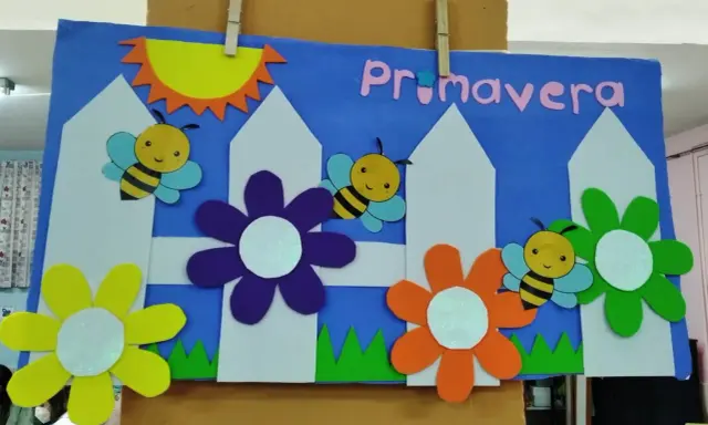 Portada primavera infantil con abejas, flores y sol. ¡La primavera ha llegado!