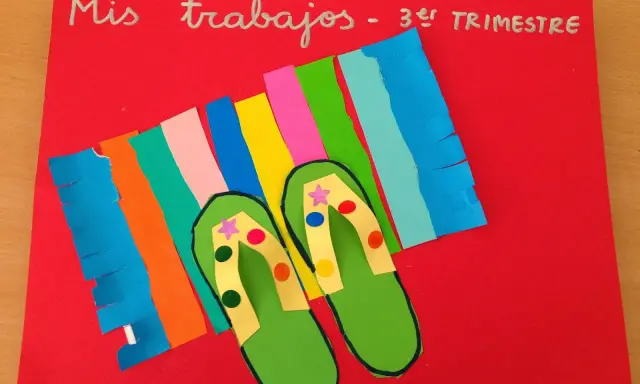 Portada tercer trimestre infantil: un collage de chanclas verdes sobre una toalla de playa de colores.