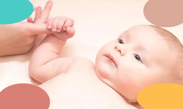 Bebé de 2 meses con ojos curiosos, agarrando un dedo. Una imagen tierna para la rutina de sueño bebe 2 meses.
