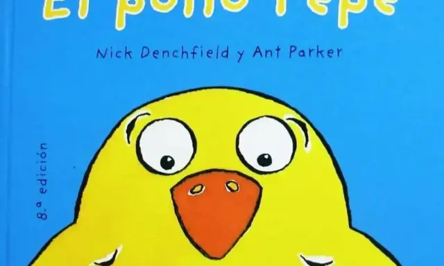 El pollo Pepe, un divertido cuentacuentos para bebés, con su gran pico naranja y ojos curiosos, invita a la lectura.