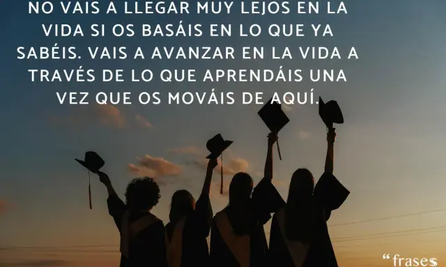 Siluetas de graduados celebrando al atardecer. Frases fin de curso infantil inspiradoras sobre el aprendizaje continuo.