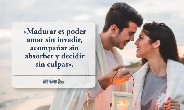Pareja sonriente en la playa, con una cita sobre frases de humanidad y respeto: "Madurar es poder amar sin invadir, acompañar sin absorber y decidir sin culpas".