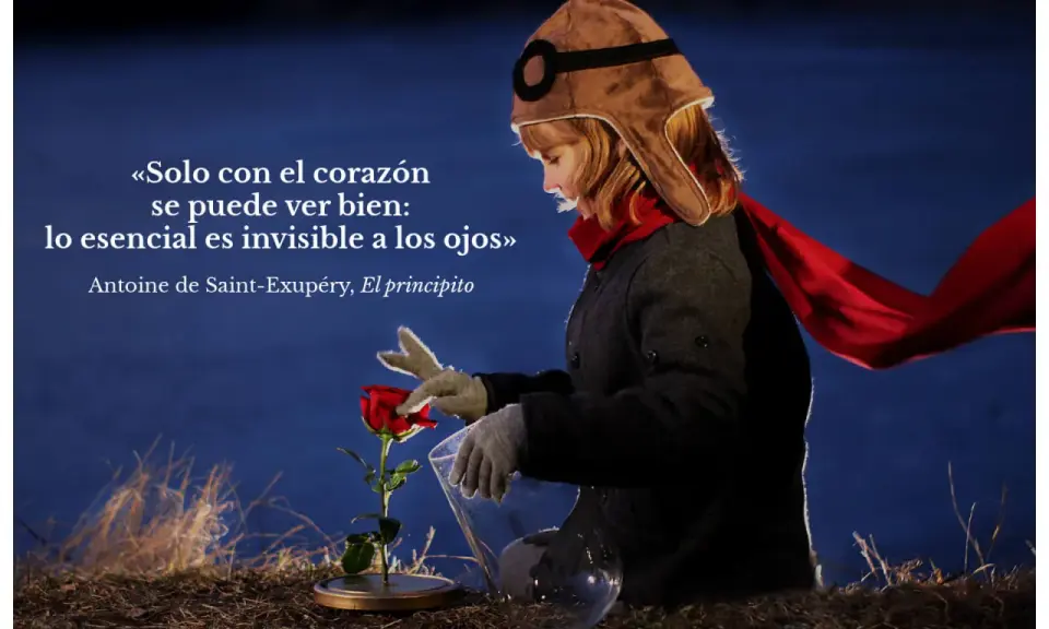 Niña con gorro de aviador cuida una rosa, recordando frases de educación emocional: "lo esencial es invisible a los ojos".