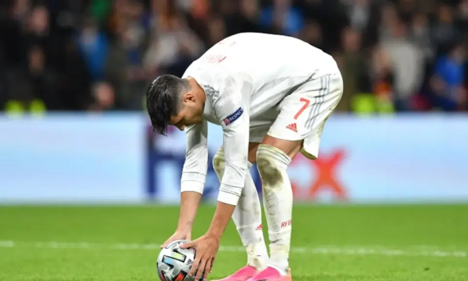 Jugador de fútbol se prepara para un tiro de penalti. Todo sobre el juego de tiros de penalti: azar, RNG y estrategia.