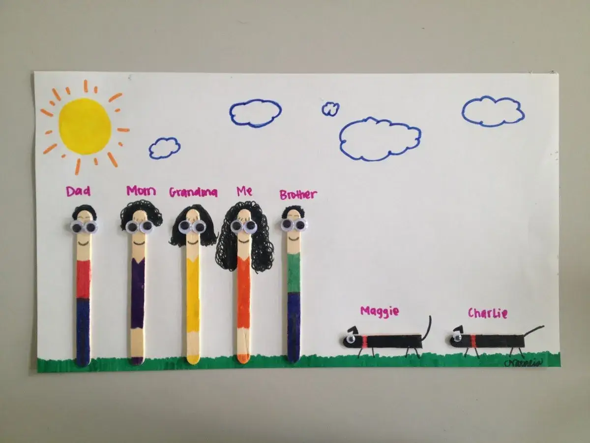 Una **asamblea infantil genially** con figuras de palitos representando a la familia y sus perros, bajo un sol y nubes dibujados.