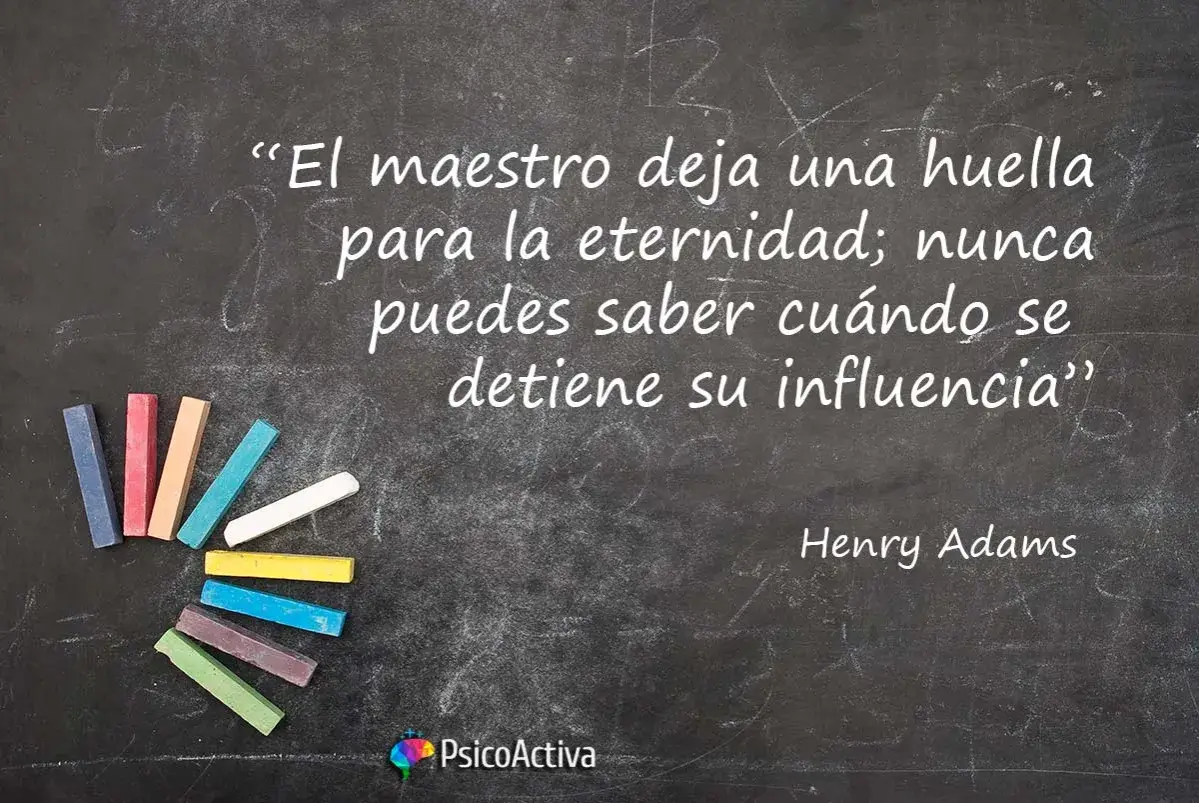 Tizas de colores sobre pizarra. Cita inspiradora para profesores de infantil: "El maestro deja una huella para la eternidad".
