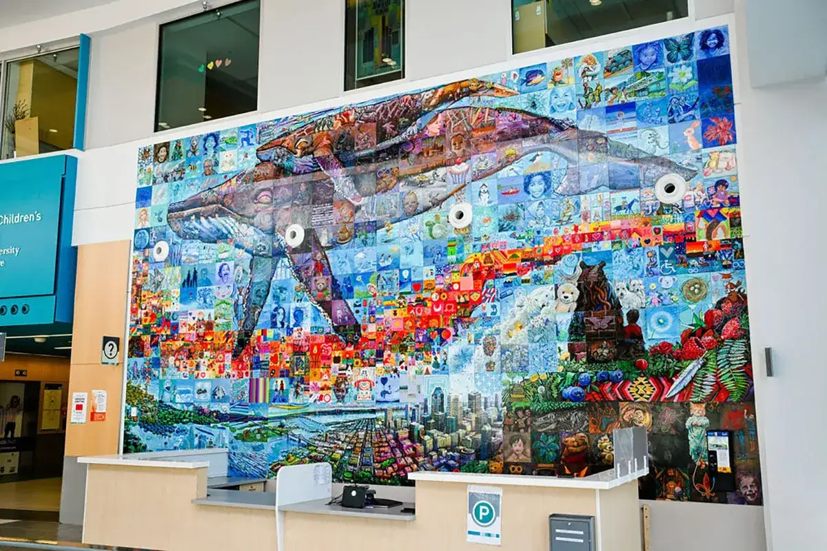 Mural de un cachalote hecho de miles de peque&ntilde;as im&aacute;genes, un collage que celebra la diversidad y la uni&oacute;n. Frases de inclusi&oacute;n se esconden en este vibrante tapiz.