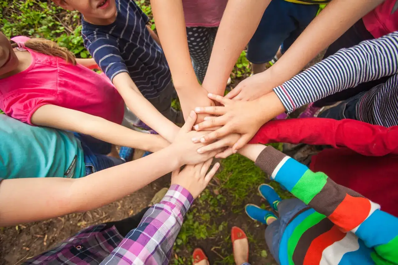 Manos de ni&ntilde;os unidas, un s&iacute;mbolo de bonitas frases de igualdad cortas para ni&ntilde;os. Todos somos diferentes, pero juntos somos m&aacute;s fuertes.