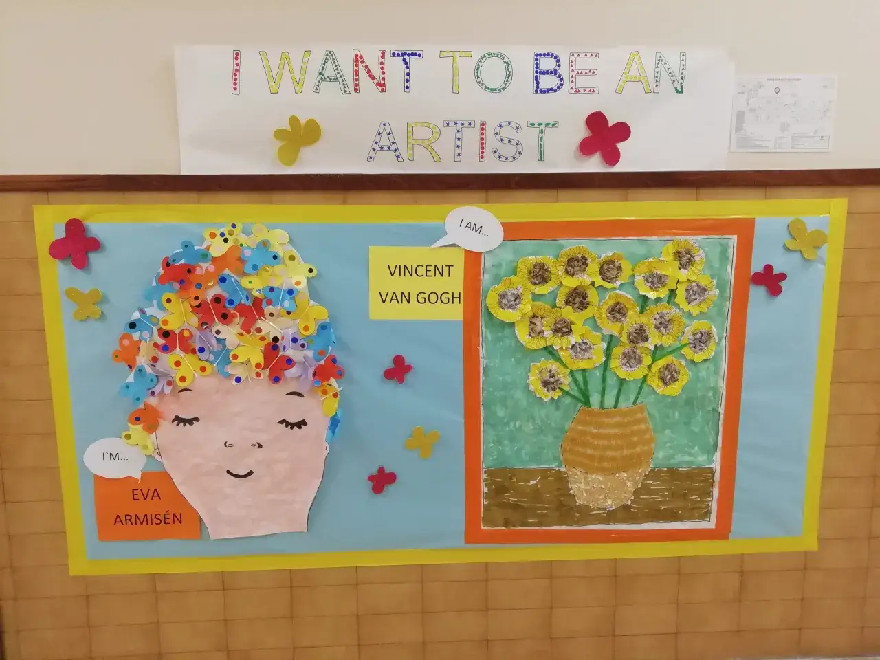 Un mural escolar con frases de arte para ni&ntilde;os. Muestra un retrato con cabello de mariposas y girasoles inspirados en Van Gogh.