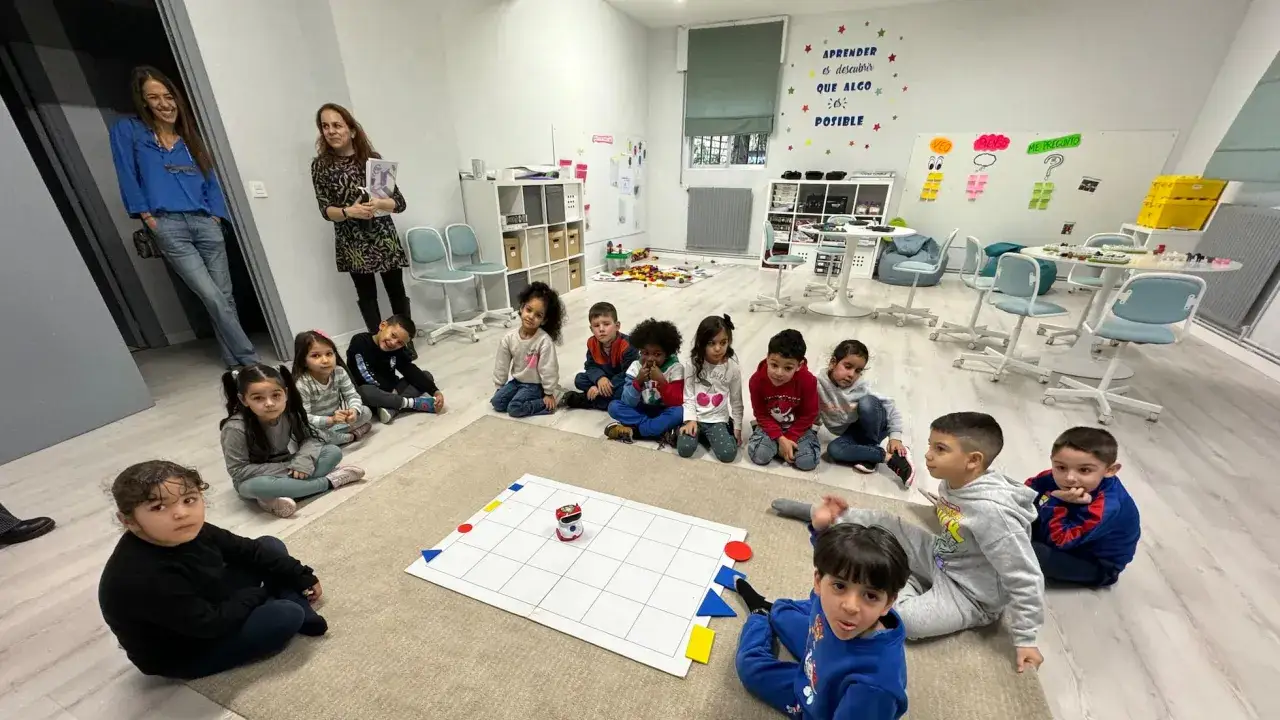 Ni&ntilde;os y ni&ntilde;as aprendiendo rob&oacute;tica en un aula, un ejemplo de escuelas inclusivas donde todos participan.