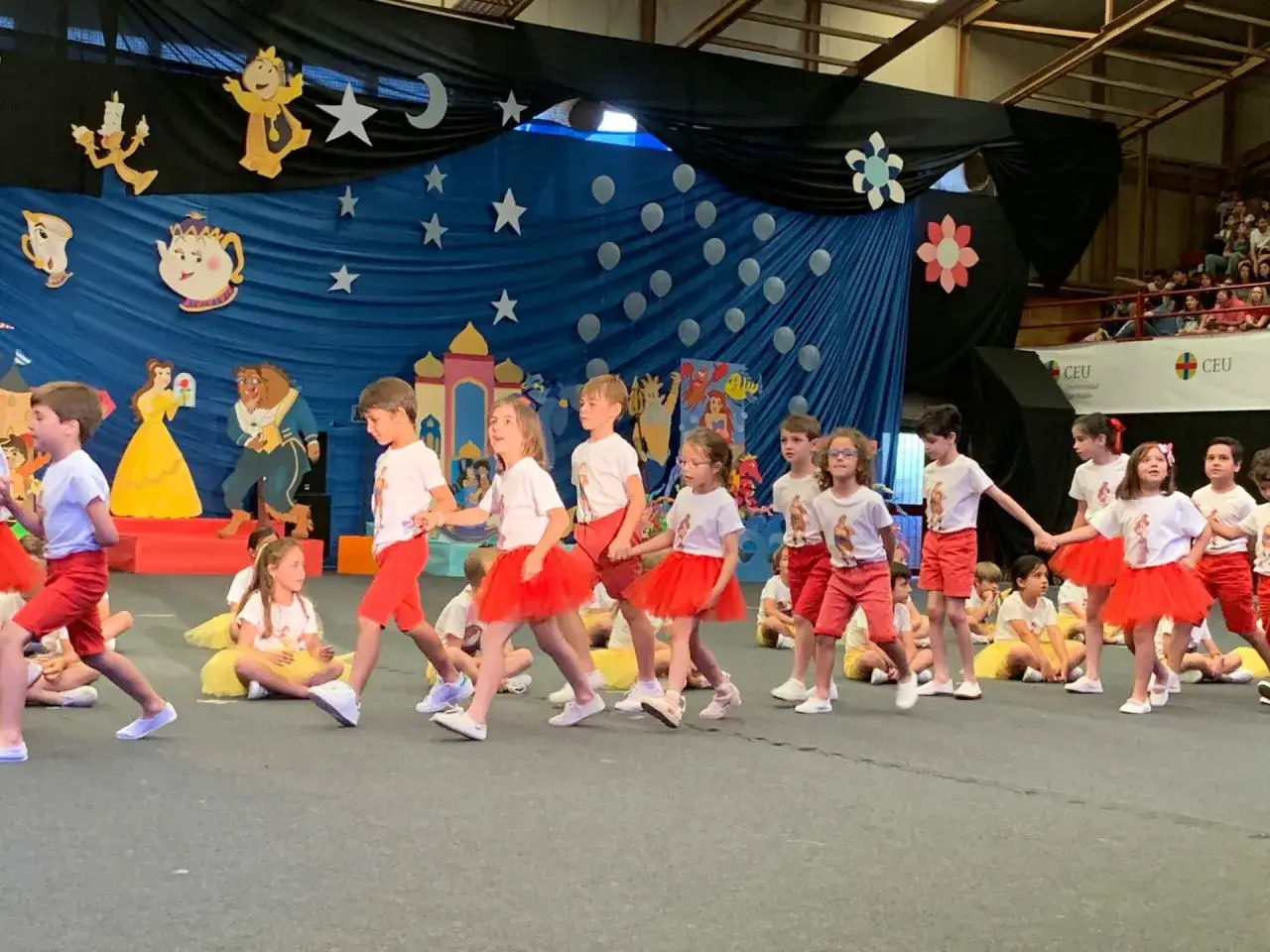 Ni&ntilde;os y ni&ntilde;as celebran el fin de curso de primaria con un espect&aacute;culo inspirado en La Bella y la Bestia.