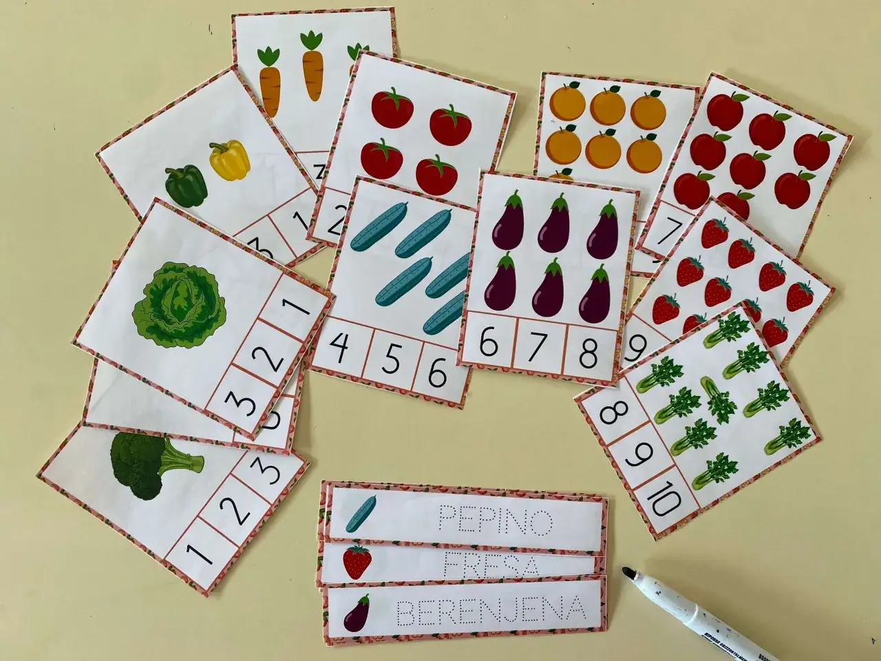 Fichas huerto infantil con dibujos de frutas y verduras para aprender n&uacute;meros. Zanahorias, tomates, pimientos, berenjenas, fresas, manzanas, naranjas, pepinos, br&oacute;coli y apio.