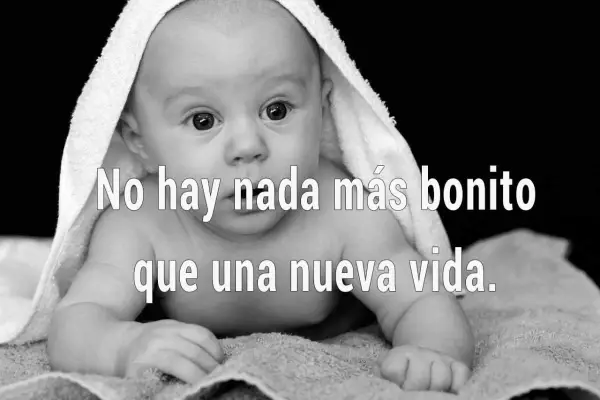 Bebé envuelto en toalla, con la frase "No hay nada más bonito que una nueva vida".