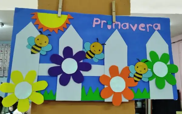 Portada primavera infantil con abejas, flores y sol. ¡La primavera ha llegado!