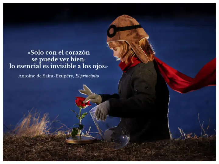 Niña con gorro de aviador cuida una rosa, recordando frases de educación emocional: "lo esencial es invisible a los ojos".