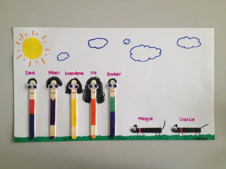 Una **asamblea infantil genially** con figuras de palitos representando a la familia y sus perros, bajo un sol y nubes dibujados.