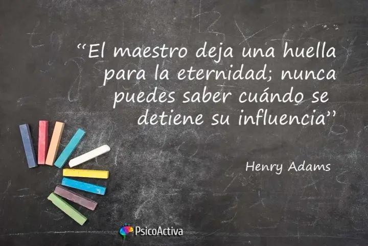 Tizas de colores sobre pizarra. Cita inspiradora para profesores de infantil: "El maestro deja una huella para la eternidad".